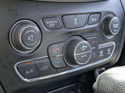 Used 2014 Jeep Cherokee Latitude w/ Comfort/Convenience Group FWD image 28