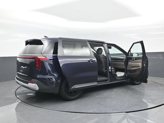Used 2025 Kia Carnival FWD image 32