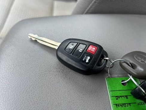 Used 2012 Toyota Camry LE FWD image 31