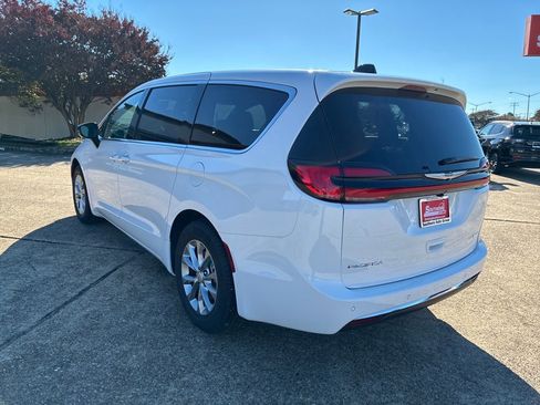 New 2026 Chrysler Pacifica Limited w/ Uconnect Theater Family Group image 3