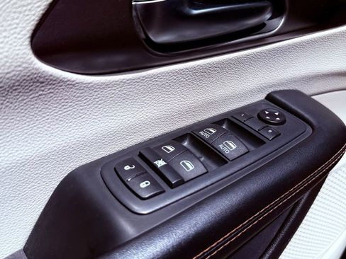 Used 2020 Chrysler Pacifica Touring-L FWD image 22