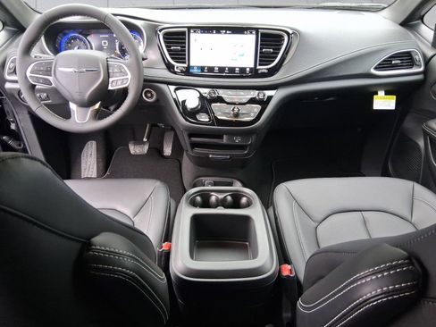 New 2026 Chrysler Pacifica Select image 11