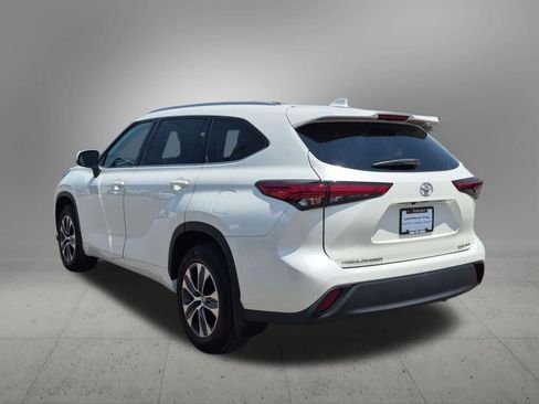 Used 2021 Toyota Highlander XLE AWD/4WD image 4