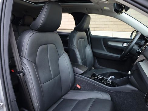 Used 2025 Volvo XC40 B5 Plus AWD/4WD image 30