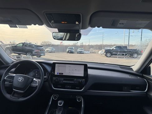 Used 2025 Toyota Grand Highlander AWD image 10