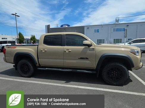 Used 2017 Toyota Tacoma TRD Off-Road w/ Premium & Technology Package AWD/4WD image 10