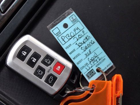 Used 2017 Toyota Sienna XLE Premium image 40