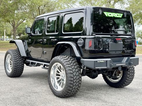 Used 2024 Jeep Wrangler Unlimited Rubicon AWD/4WD image 8