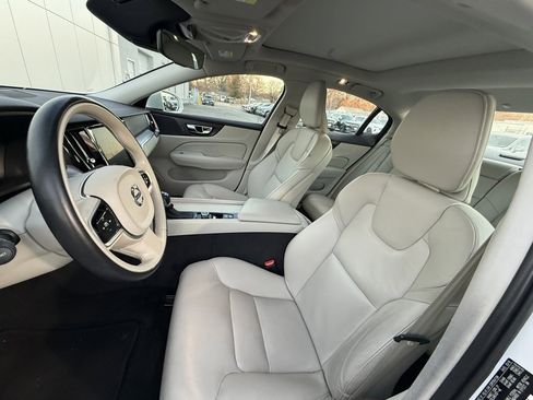 Used 2019 Volvo S60 T5 Momentum w/ Premium Package image 4