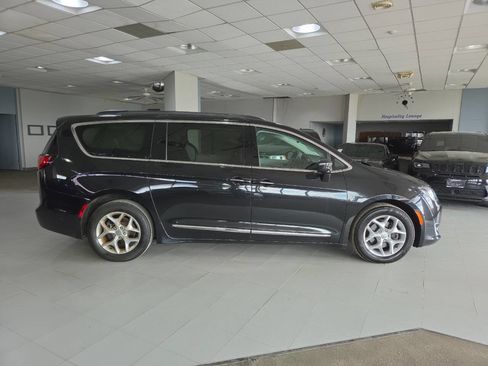 Used 2017 Chrysler Pacifica Touring-L w/ Tire & Wheel Group FWD image 8
