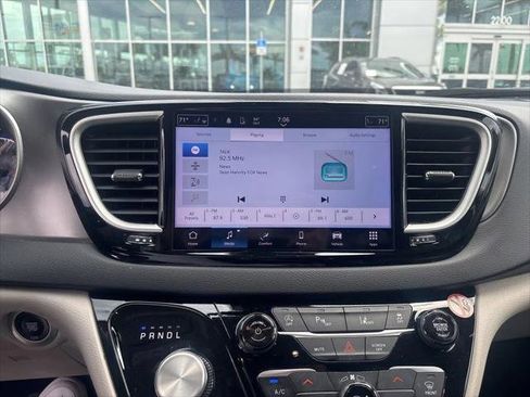 Certified 2023 Chrysler Pacifica Touring-L FWD image 4