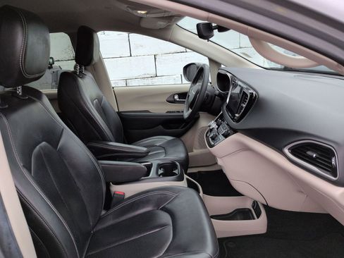 Used 2023 Chrysler Pacifica Touring-L image 25