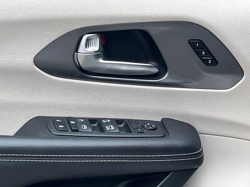 Used 2023 Chrysler Pacifica Touring-L FWD image 23