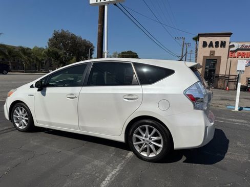 Used 2014 Toyota Prius V Five image 9