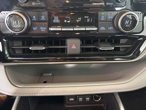 Used 2021 Toyota Highlander XLE image 16