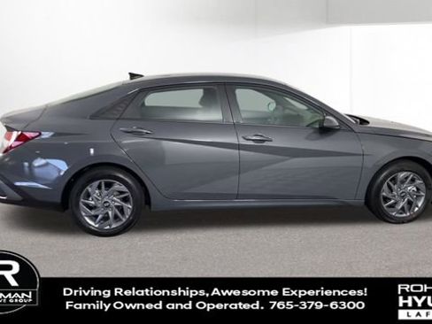 Used 2024 Hyundai Elantra SEL image 2