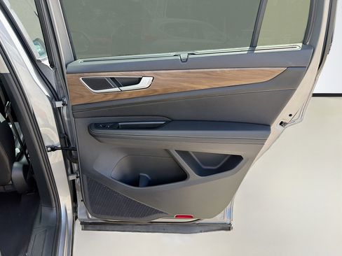 Used 2024 Volkswagen Atlas SE image 46