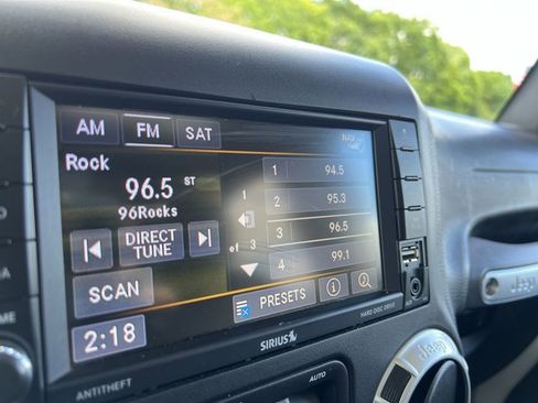 Used 2018 Jeep Wrangler Unlimited Sahara w/ Connectivity Group AWD/4WD image 13