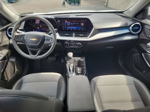 Used 2025 Chevrolet Trax LT FWD image 12