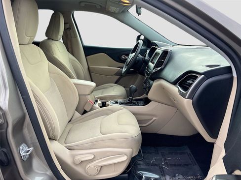 Used 2019 Jeep Cherokee Latitude w/ Popular Appearance Group image 28