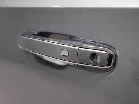 Used 2025 Chevrolet Suburban Premier image 9