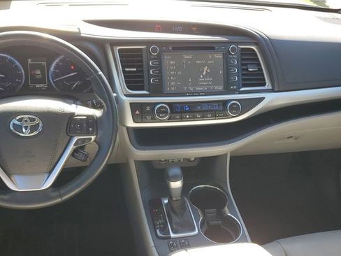 Used 2019 Toyota Highlander XLE image 16