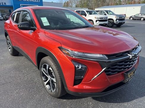 Used 2024 Chevrolet Trax RS w/ Driver Confidence Package image 2