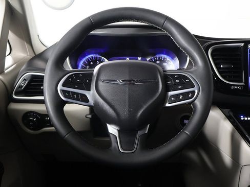 Used 2024 Chrysler Pacifica Touring-L image 33