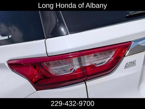 Used 2021 Chevrolet Traverse LT FWD image 11