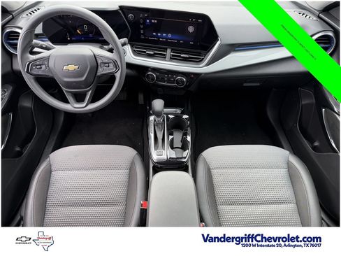 Certified 2025 Chevrolet Trax LT FWD image 11