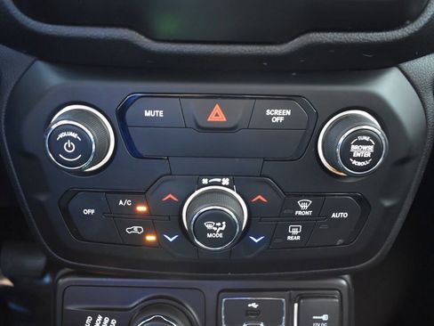 Used 2018 Jeep Renegade Latitude w/ Cold Weather Group image 20