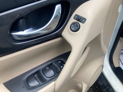 Used 2019 Nissan Rogue SV AWD/4WD image 14