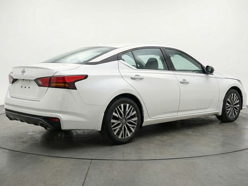 Used 2025 Nissan Altima 2.5 SV FWD image 9