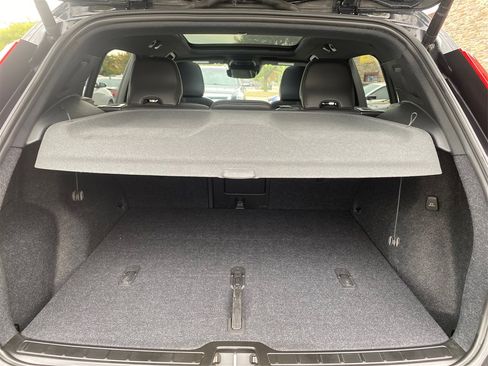 Used 2021 Volvo XC40 T5 R-Design image 22