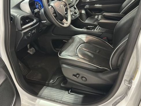 Used 2025 Chrysler Pacifica Limited FWD image 7