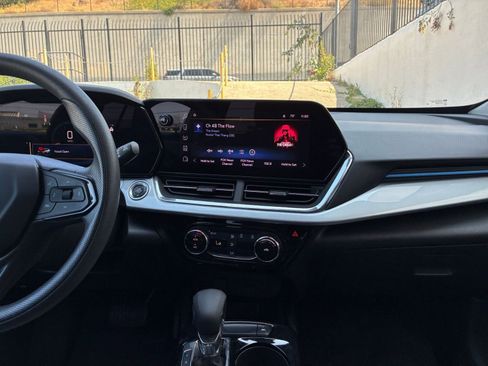 Used 2025 Chevrolet Trax LT image 17