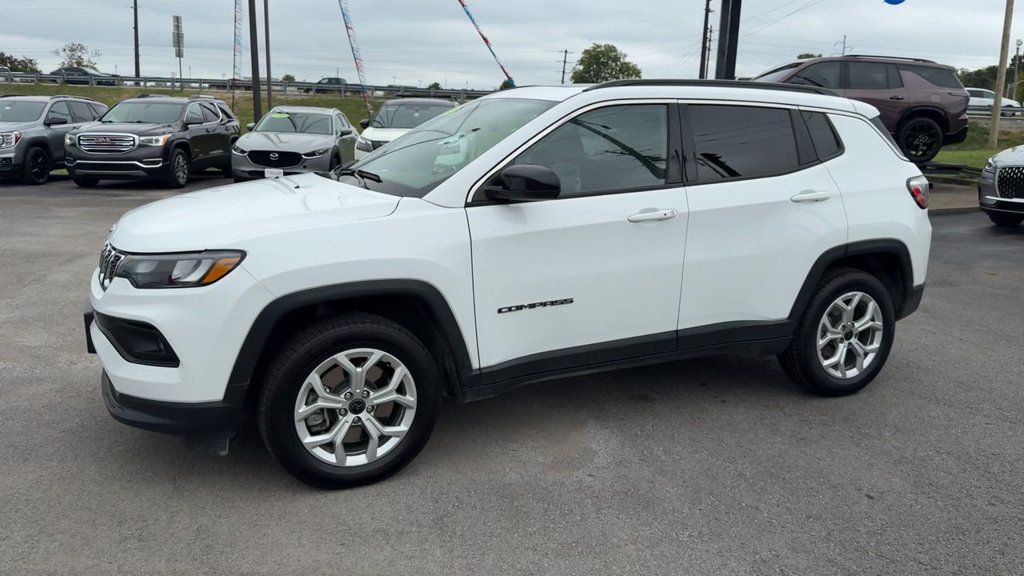 Used 2025 Jeep Compass Latitude w/ Sun & Sound Group AWD/4WD image 3
