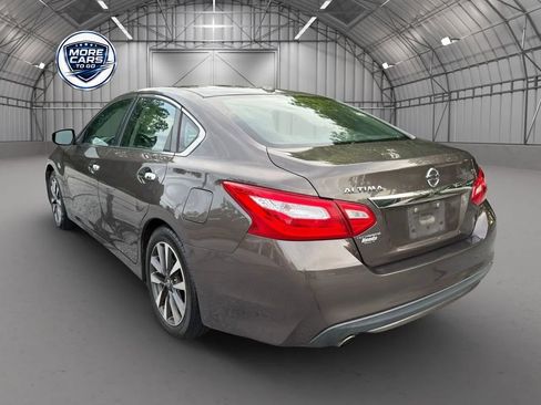 Used 2017 Nissan Altima 2.5 SL w/ Moonroof Package FWD image 4