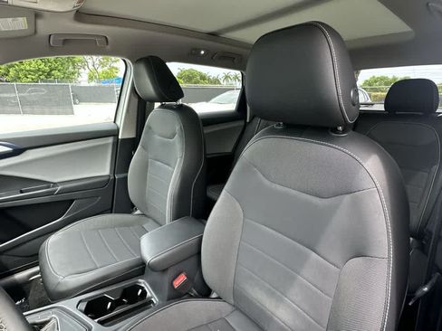 Used 2022 Volkswagen Taos SE w/ Panoramic Sunroof Package FWD image 20