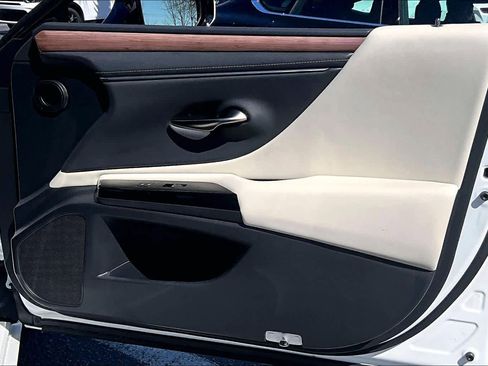 Used 2025 Lexus ES 300h w/ Premium Package image 22