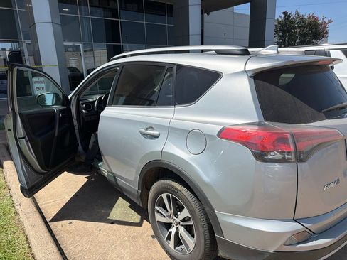 Used 2018 Toyota RAV4 XLE FWD image 2