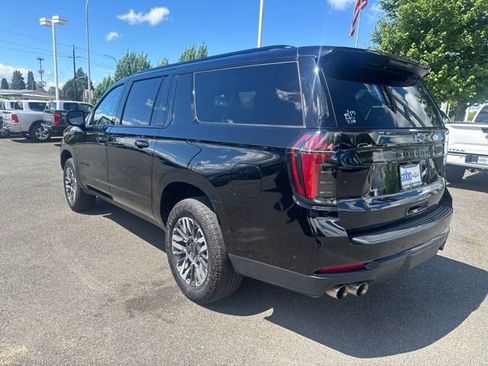 Used 2025 Chevrolet Suburban Z71 AWD/4WD image 3