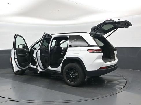 Used 2025 Jeep Grand Cherokee Altitude AWD/4WD image 48