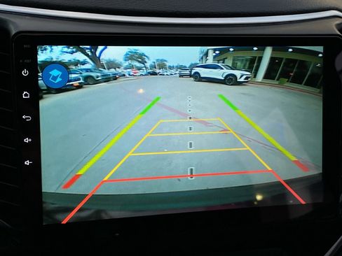 Used 2019 Jeep Cherokee Latitude Plus w/ Comfort/Convenience Group image 18