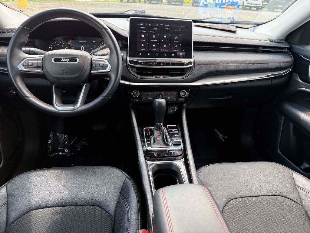 Used 2022 Jeep Compass Trailhawk w/ Trailhawk Convenience Group AWD/4WD image 3