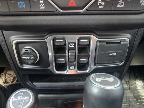 Used 2024 Jeep Wrangler Unlimited Sahara w/ Technology Group AWD/4WD image 26