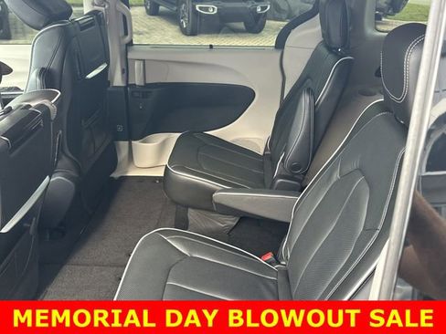 Used 2022 Chrysler Pacifica Limited w/ Uconnect Theater Family Group AWD/4WD image 13
