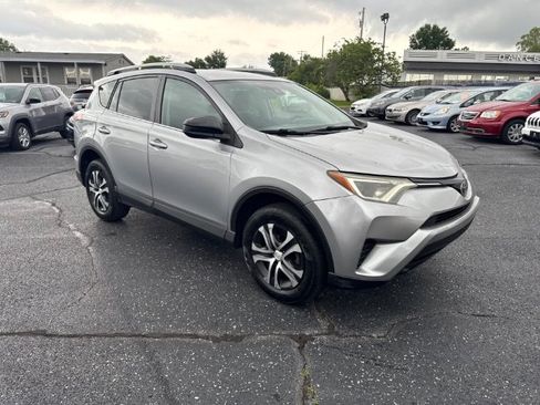 Used 2017 Toyota RAV4 LE AWD/4WD image 5