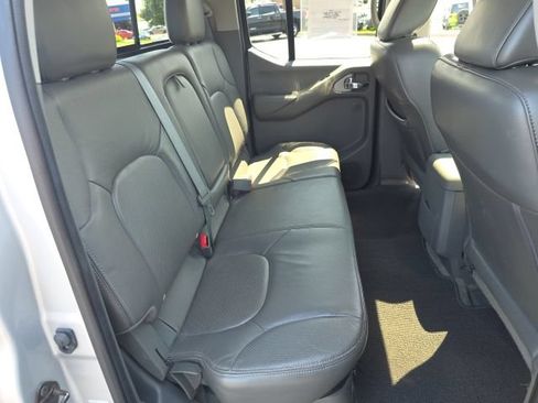 Used 2015 Nissan Frontier SL w/ Moonroof Package AWD/4WD image 45