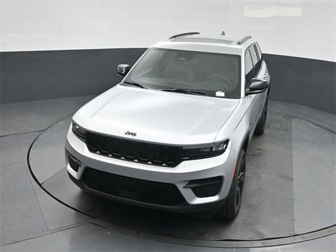 New 2025 Jeep Grand Cherokee Altitude image 33